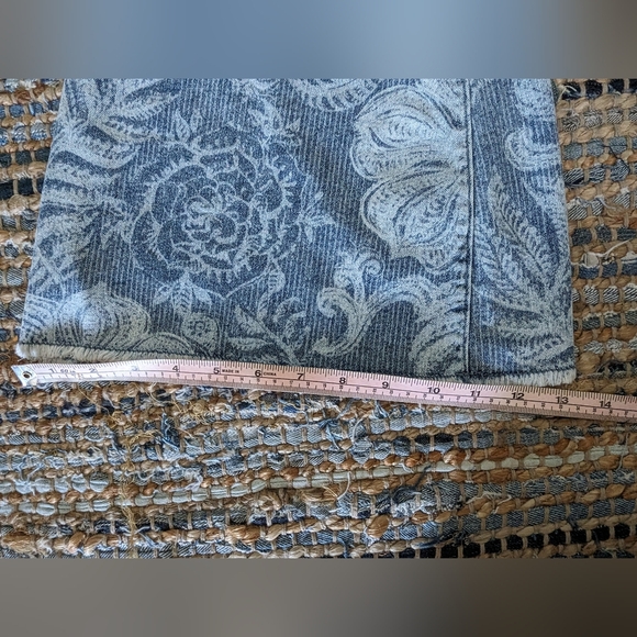 DG2 Diane Gilman Women's Jeans Cropped Flare Blue & White Allover Print SZ 14P - Picture 3 of 10